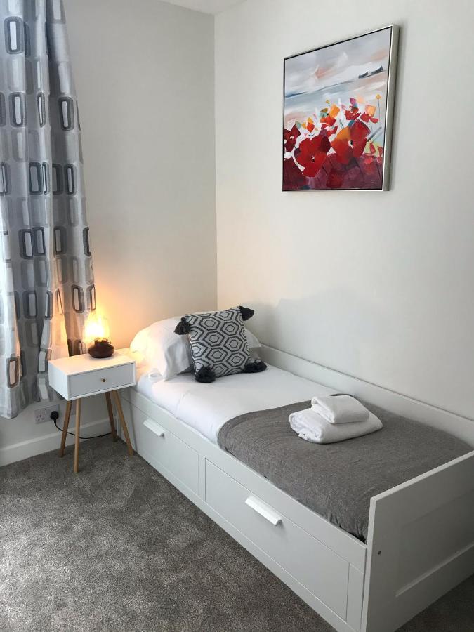 Portland Street With Free Parking Apartemen